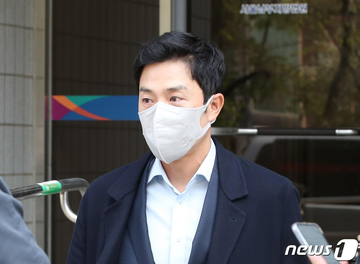 본문 이미지 - 배우 성유리의 남편 프로골퍼 안성현(42)이 7일 서울남부지법에서 열린 구속 전 피의자 심문(영장실질심사)를 마친 뒤 이동하고 있다. 안성현은 특정 암호화폐 업체로부터 코인 여러 개를 빗썸에 상장시켜달라는 청탁을 받고 수십억원을 받은 혐의(특정범죄가중처벌법상 사기, 배임수재 등)를 받고 있다. 2023.4.7/뉴스1 ⓒ News1 권현진 기자