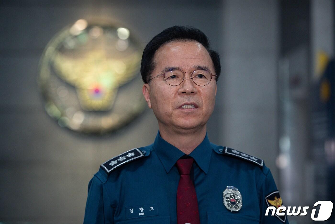 본문 이미지 - 김광호 서울경찰청장이 7일 서울 마포구 마약범죄수사대를 방문, 마약음료 사건의 수사상황 및 대응에 대해 취재진에게 밝히고 있다. 2023.4.7/뉴스1 ⓒ News1 유승관 기자