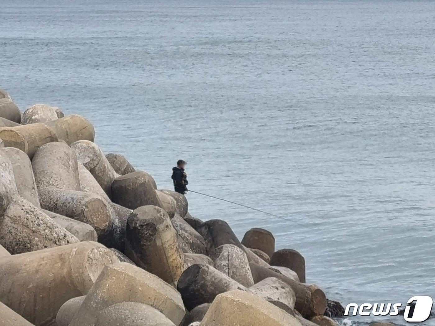 본문 이미지 - 지난 6일 강원 동해시 묵호항 수변공원에서 낚시객이 방파제에 올라서 낚시를 하고 있다.20234.7/뉴스1 윤왕근 기자