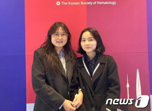 본문 이미지 - 사진 왼쪽부터 김수현, 정지예 전북대 학생