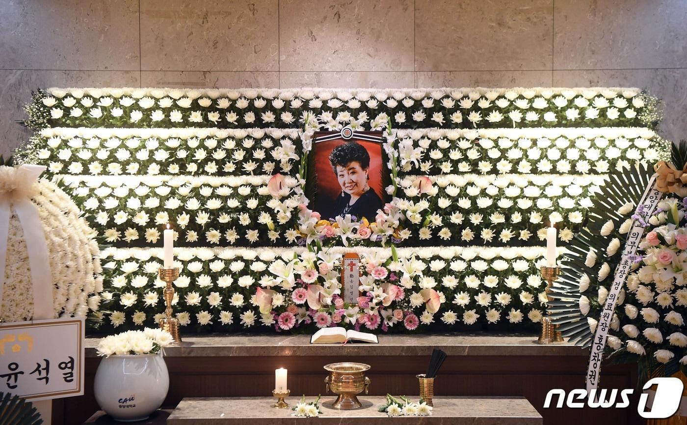 원로가수 고(故) 현미(본명 김명선)의 빈소가 7일 오전 서울 중앙대학교병원 장례식장에 마련됐다. 장례식은 사단법인 대한가수협회장으로 거행된다. 2023.4.7/뉴스1 ⓒ News1 사진공동취재단