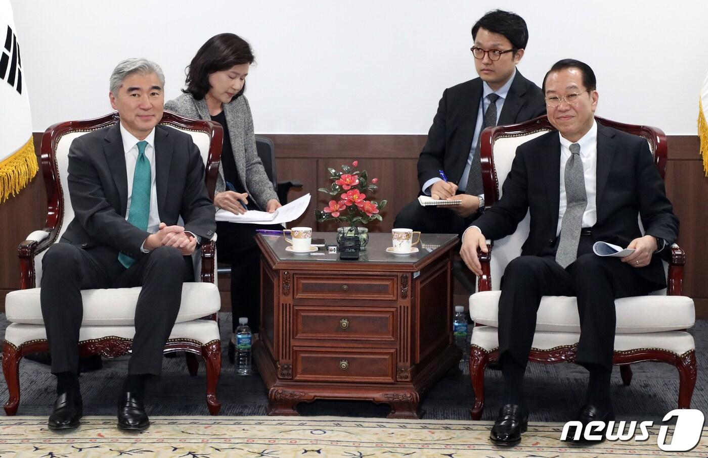 본문 이미지 - 권영세 통일부 장관과 성 김 미 국무부 대북특별대표가 7일 오후 서울 종로구 세종대로 정부서울청사에서 만나 대화하고 있다. 2023.4.7/뉴스1 ⓒ News1 김명섭 기자