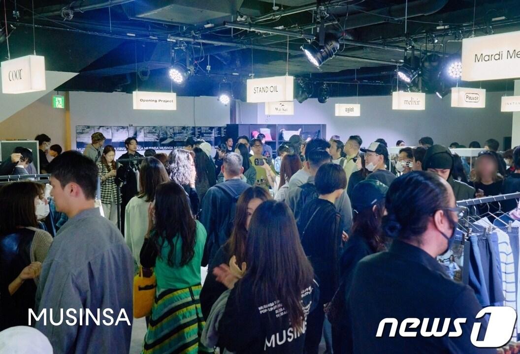 본문 이미지 -  6일 일본 도쿄 하라주쿠에서 열린 '무신사 도쿄 팝업 스토어' 사전 행사 모습.(무신사제공)