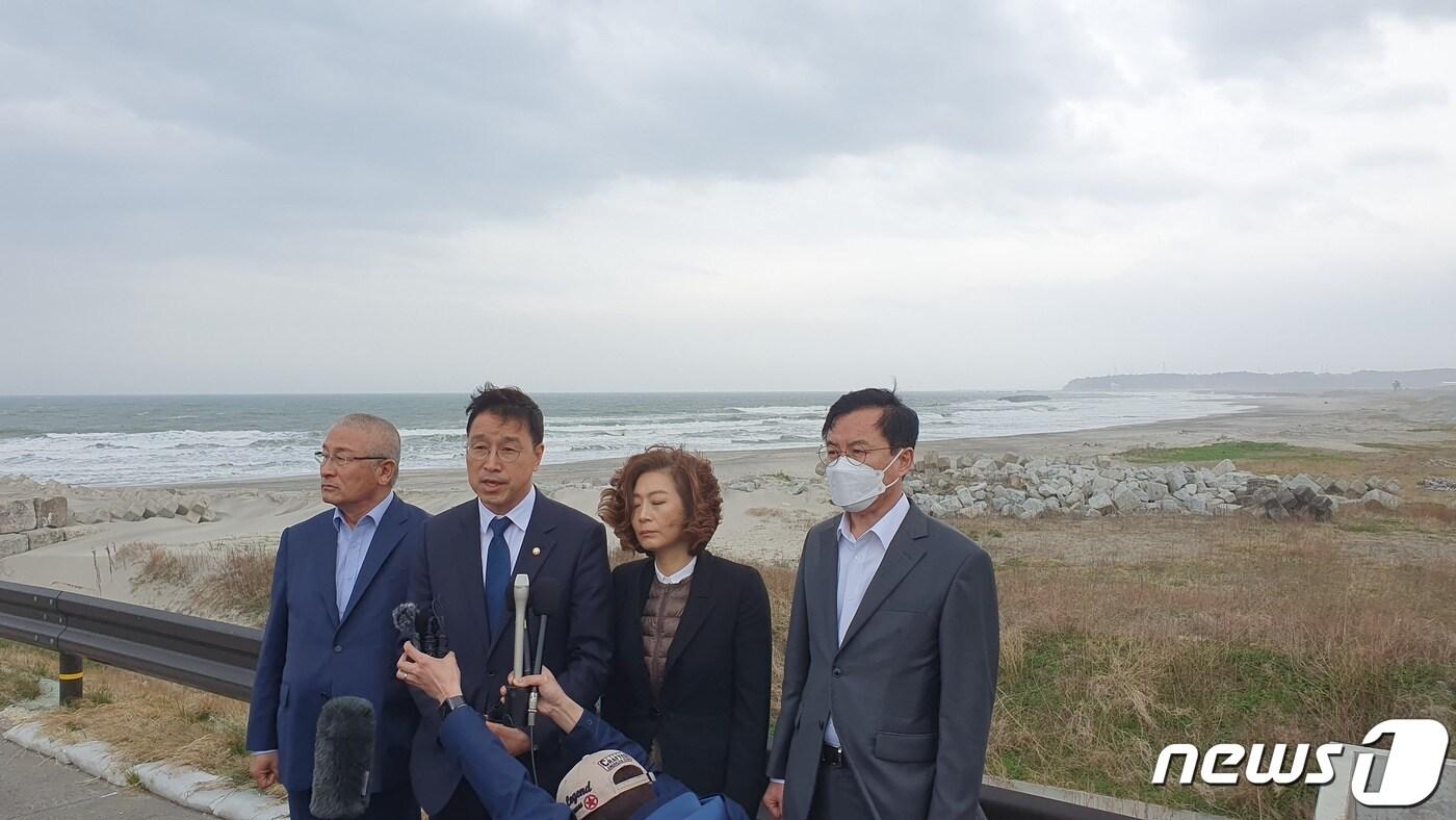 본문 이미지 - 더불어민주당 후쿠시마오염수방출저지대응단 윤재갑(왼쪽부터), 위성곤, 양이원영, 윤영덕 의원이 7일 일본 후쿠시마 원전 오염 현장에서 취재진들의 질문에 답하고 있다. (양이원영 의원실 제공) 2023.4.7/뉴스1 ⓒ News1 황기선 기자