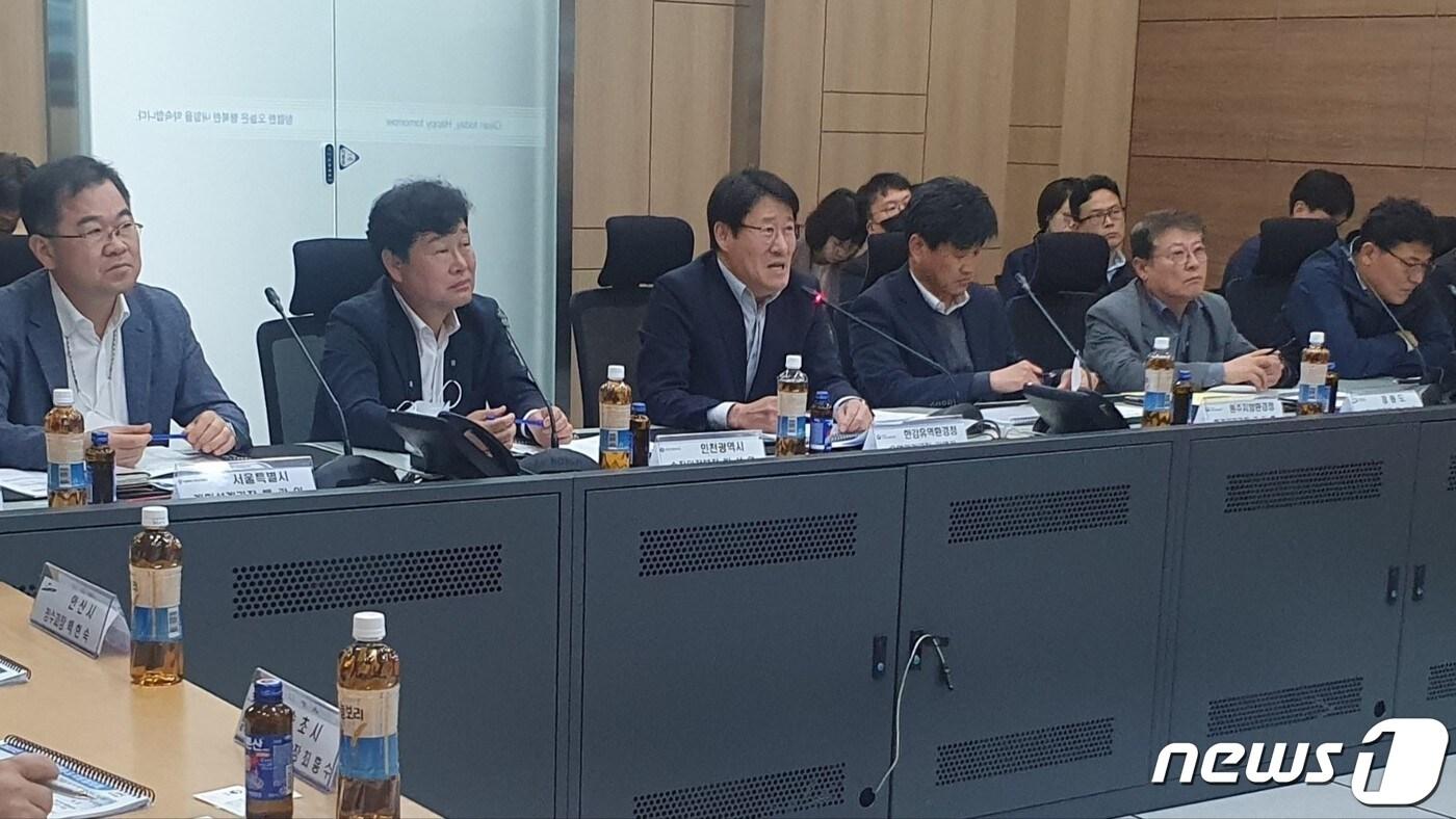 본문 이미지 - 김영기 한강청 유역관리국장(왼쪽 세번째)이 경기 과천시 한국수자원공사 한강유역본부에서 한강유역수도지원협의회 회의를 주관하고 있다.(한강청 제공)