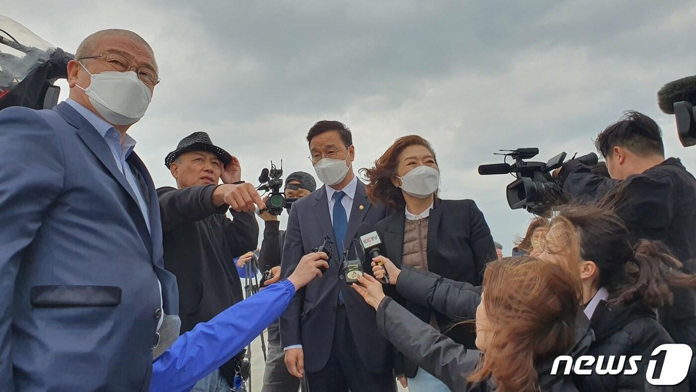 더불어민주당 후쿠시마오염수방출저지대응단이 7일 일본 후쿠시마 원전 오염 현장에서 취재진들의 질문에 답하고 있다. (양이원영 의원실 제공) 2023.4.7/뉴스1 ⓒ News1 황기선 기자