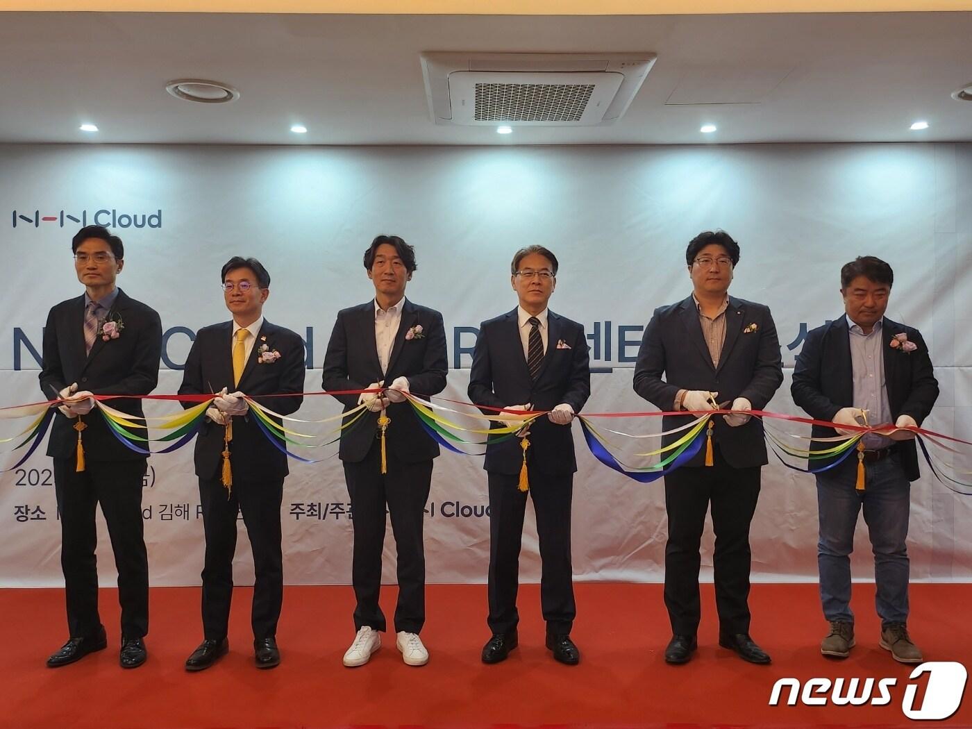 본문 이미지 - 경남도, 김해시, NHN 등 관계자들이 7일 NHN클라우드 R&D센터 개소식에 참석했다.(김해시 제공)