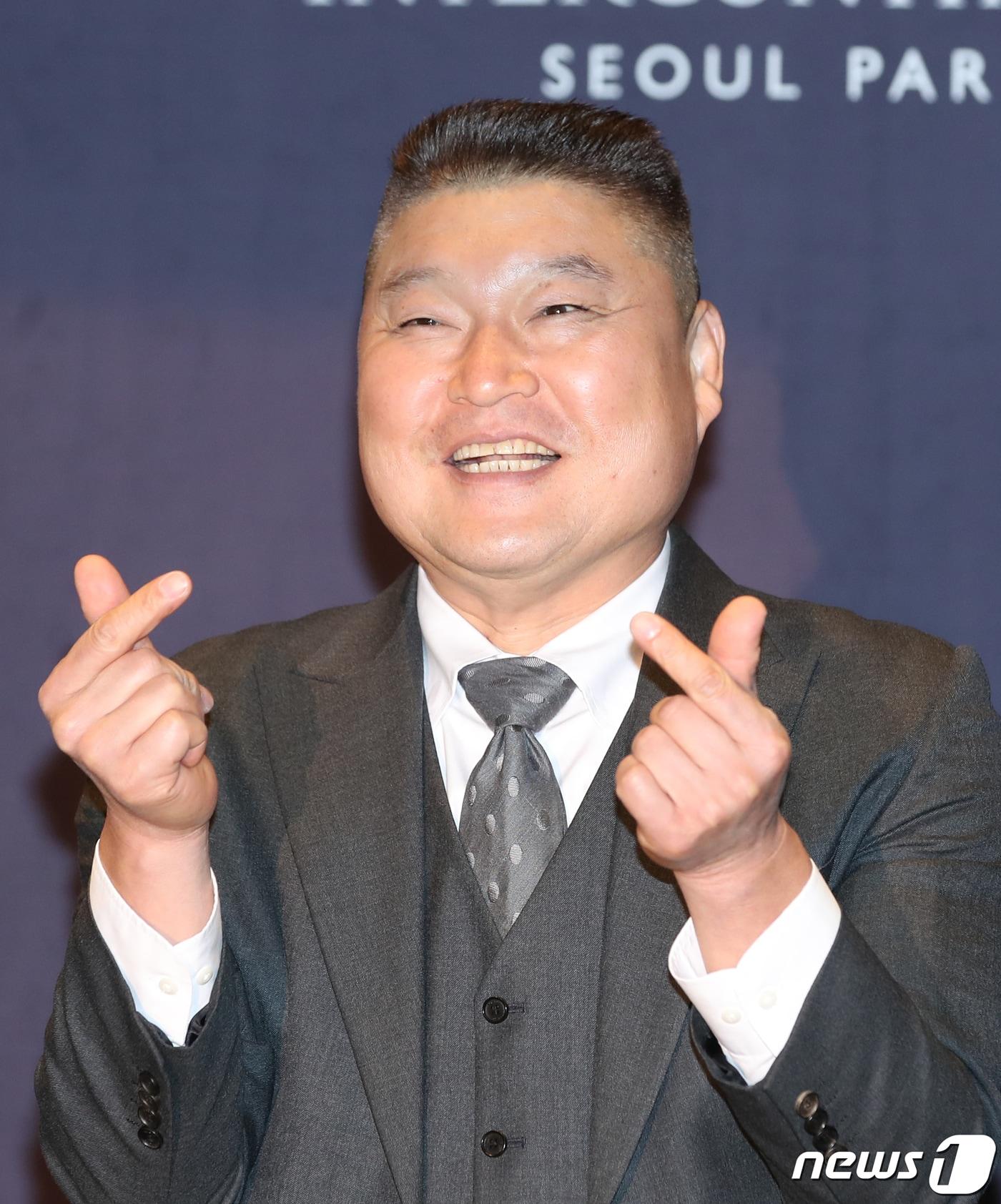 본문 이미지 - 방송인 강호동이 7일 오후 서울 강남구 그랜드 인터컨티넨탈 서울 파르나스에서 열린 배우 이승기와 이다인의 결혼식에 참석해 포즈를 취하고 있다. 2023.4.7/뉴스1 ⓒ News1 권현진 기자