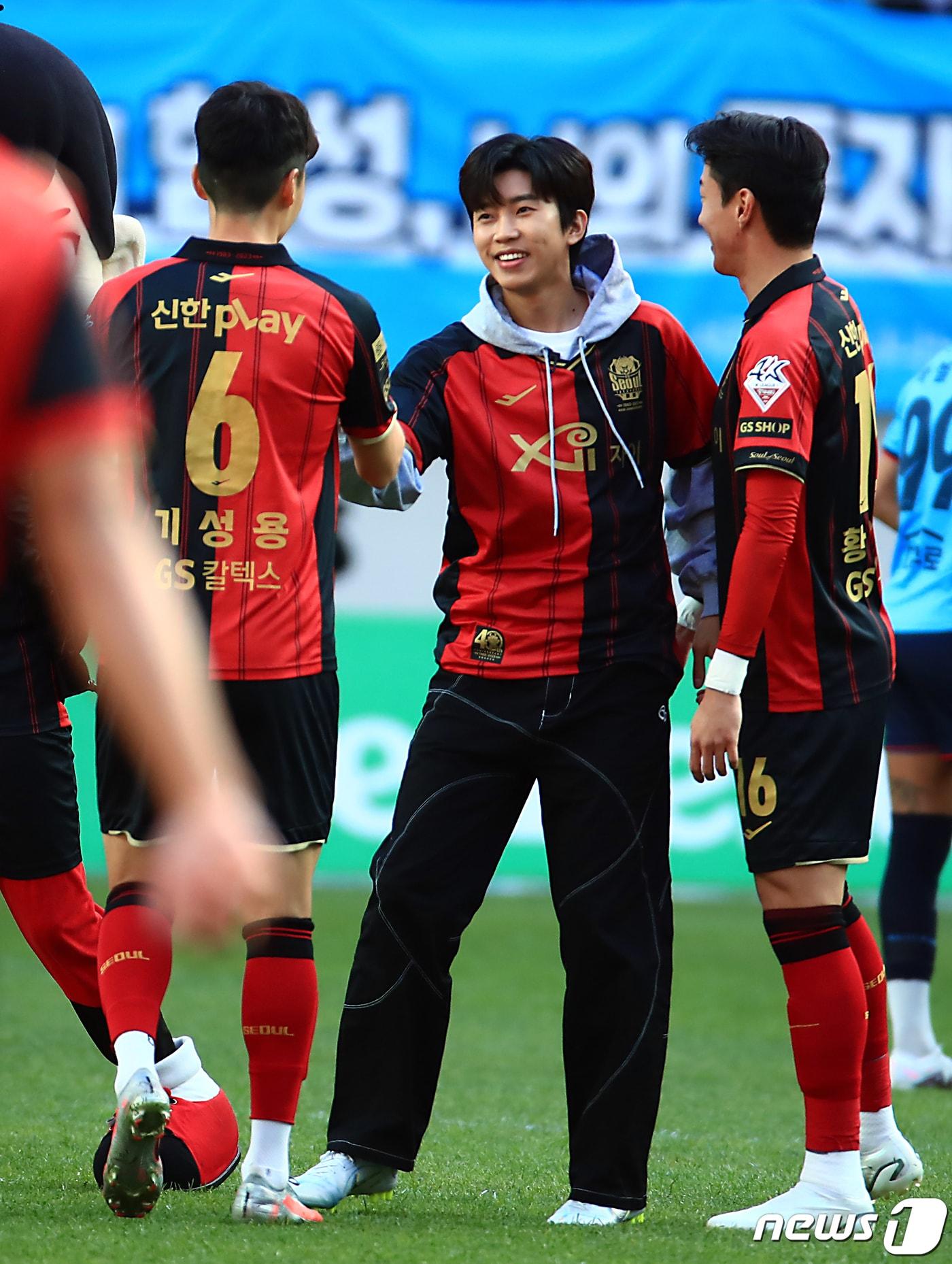 본문 이미지 - 주장 임영웅(가운데)과 기성용(왼쪽). 2023.4.8/뉴스1 ⓒ News1 박정호 기자