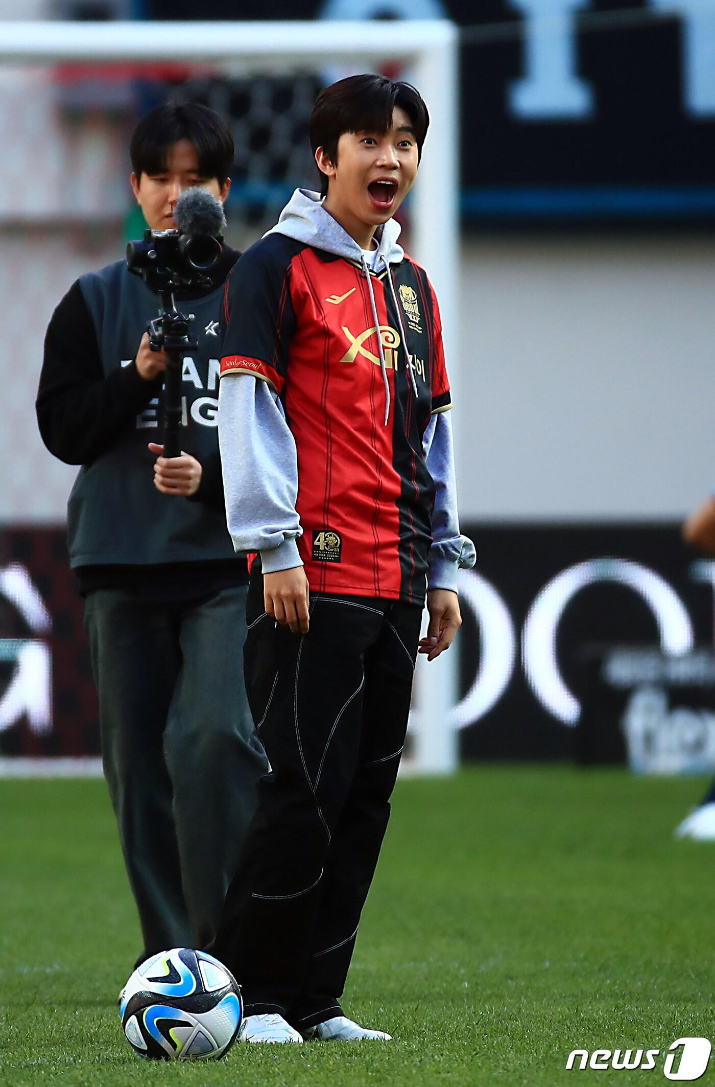 본문 이미지 - '트로트계의 아이돌' 가수 임영웅이 8일 오후 마포구 상암동 서울월드컵경기장에서 열린 2023 하나원큐 K리그1 6라운드 FC서울과 대구FC의 경기에서 승리 기원 시축을 준비하고 있다. 023.4.8/뉴스1 ⓒ News1 박정호 기자