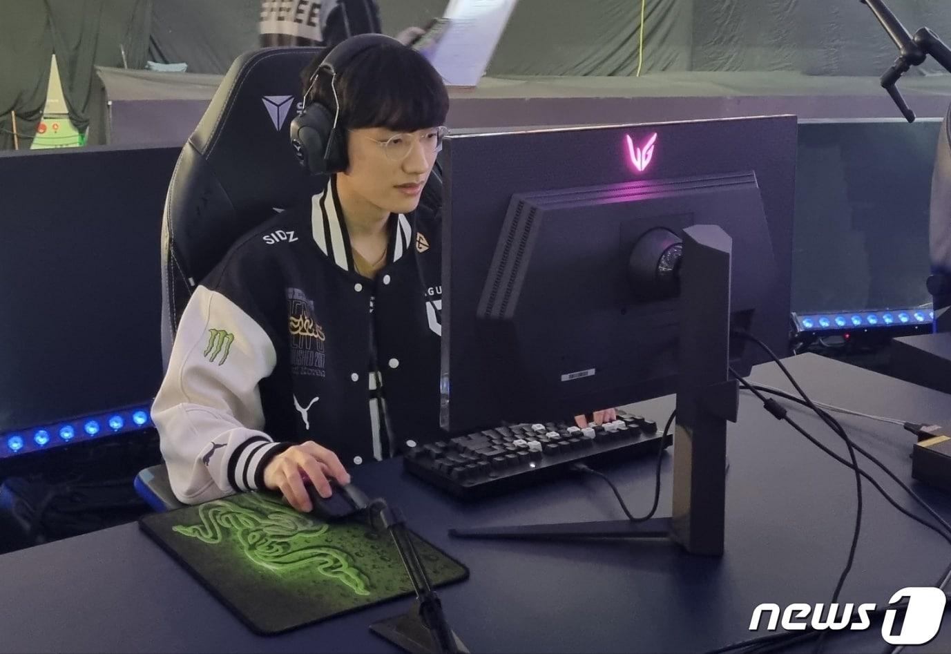 본문 이미지 - LCK 2023 스프링 플레이오프 4라운드를 앞두고 장비 점검을 하는 피넛의 모습 (박소은 기자)