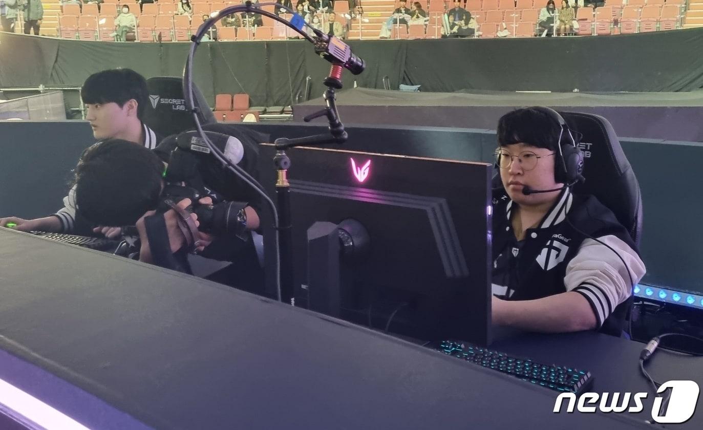 본문 이미지 - LCk 스프링 플레이오프 4라운드를 앞두고 장비를 점검하는 딜라이트 선수 (박소은 기자)