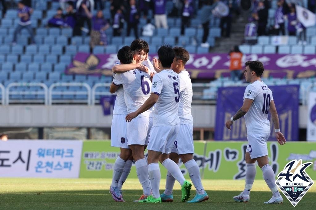 본문 이미지 - 개막 후 6경기 연속 무패를 기록하며 선두를 질주한 FC안양.(한국프로축구연맹 제공)