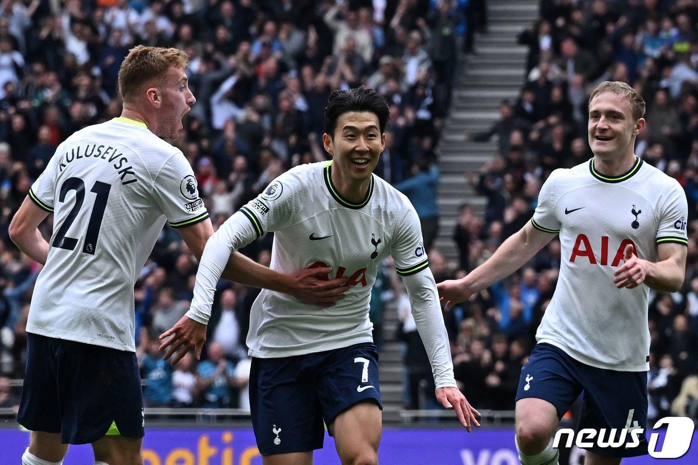토트넘 홋스퍼의 손흥민이 8일(한국시간) 영국 런던 토트넘 홋스퍼 스타디움에서 열린 2022-23시즌 잉글랜드프리미어리그(EPL) 30라운드 브라이튼과의 경기에서 선제골을 넣은 뒤 동료들과 기쁨을 나누고 있다. 손흥민은 이번 골로 아시아 선수 최초로 EPL 통산 100호골을 달성했다. 2023.4.8/뉴스1 ⓒ AFP=뉴스1