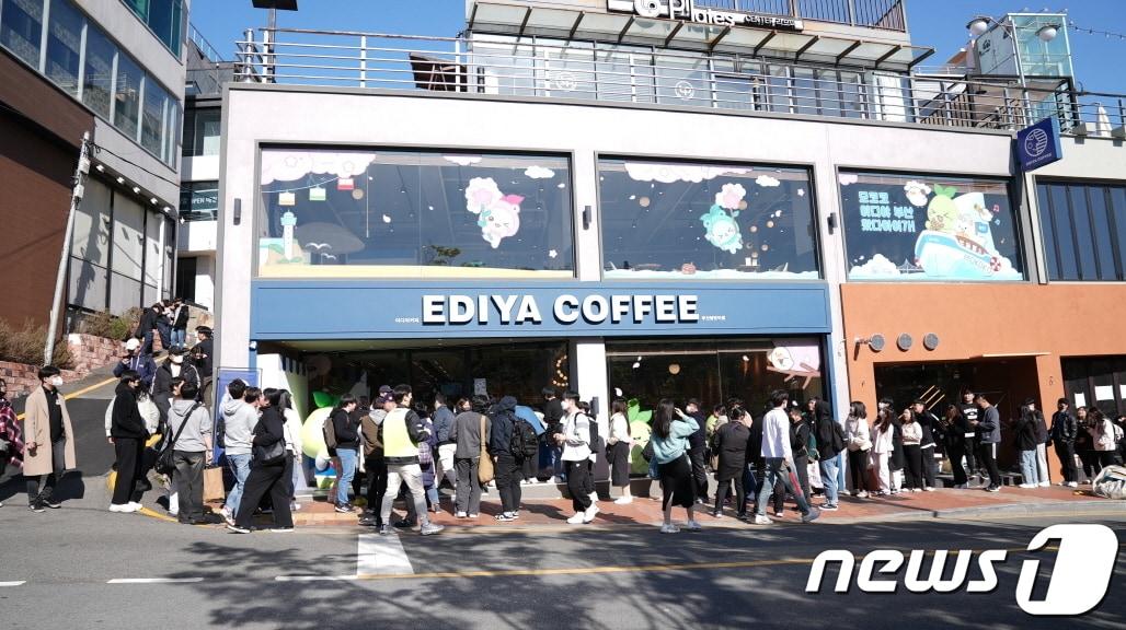 본문 이미지 - '이디야커피X로스트아크' 부산 팝업스토어.(이디야커피 제공)