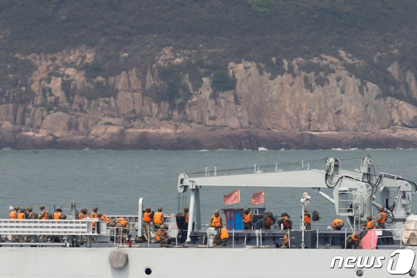 대만해협 북부 마쭈열도와 가까운 중국 푸젠성 푸저우 해역에서 대만 포위 훈련을 진행 중인 중국 전함 병사들. ⓒ 로이터=뉴스1 ⓒ News1 우동명 기자