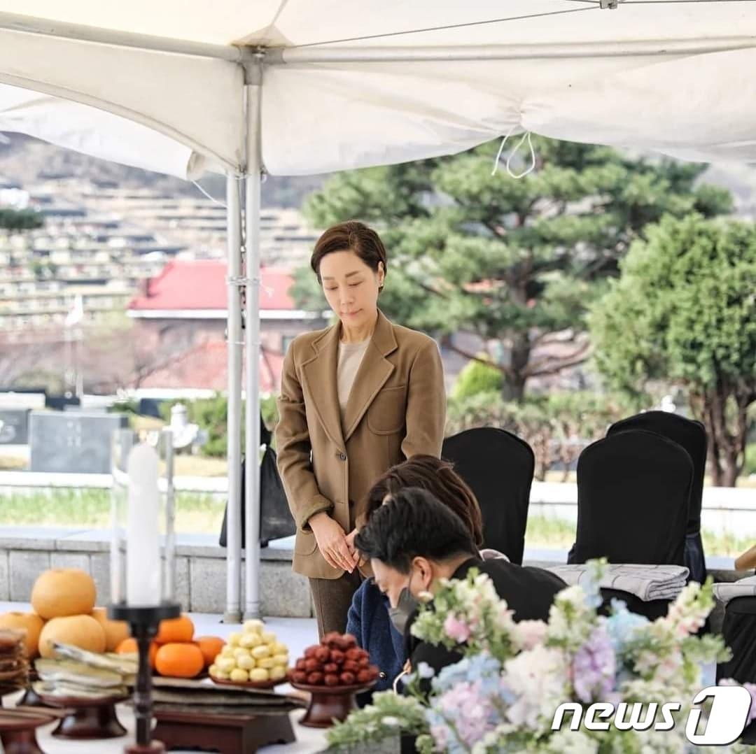 본문 이미지 - 구지은 아워홈 부회장이 최근 故 구자학 회장 1주기를 맞아 장지를 방문했다.(구지은 아워홈 부회장 SNS)