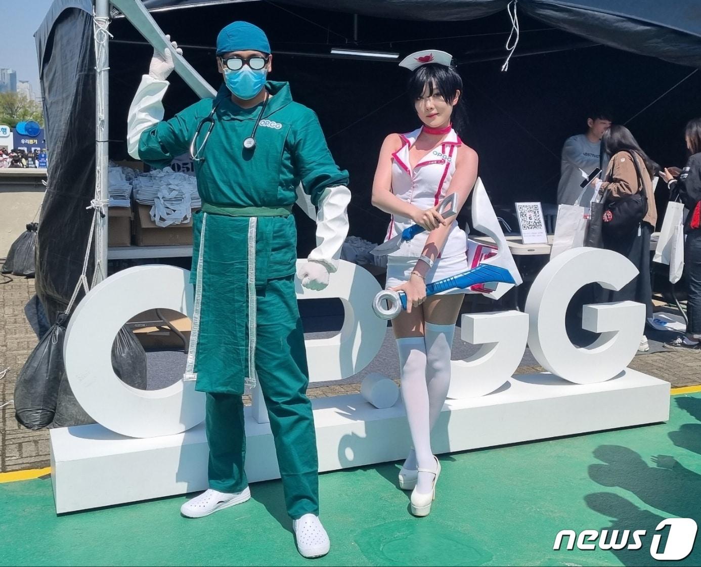 본문 이미지 - 리그오브레전드 캐릭터 쉔(왼쪽)과 아칼리 코스프레를 한 이들이 포즈를 취하는 모습 (박소은 기자)