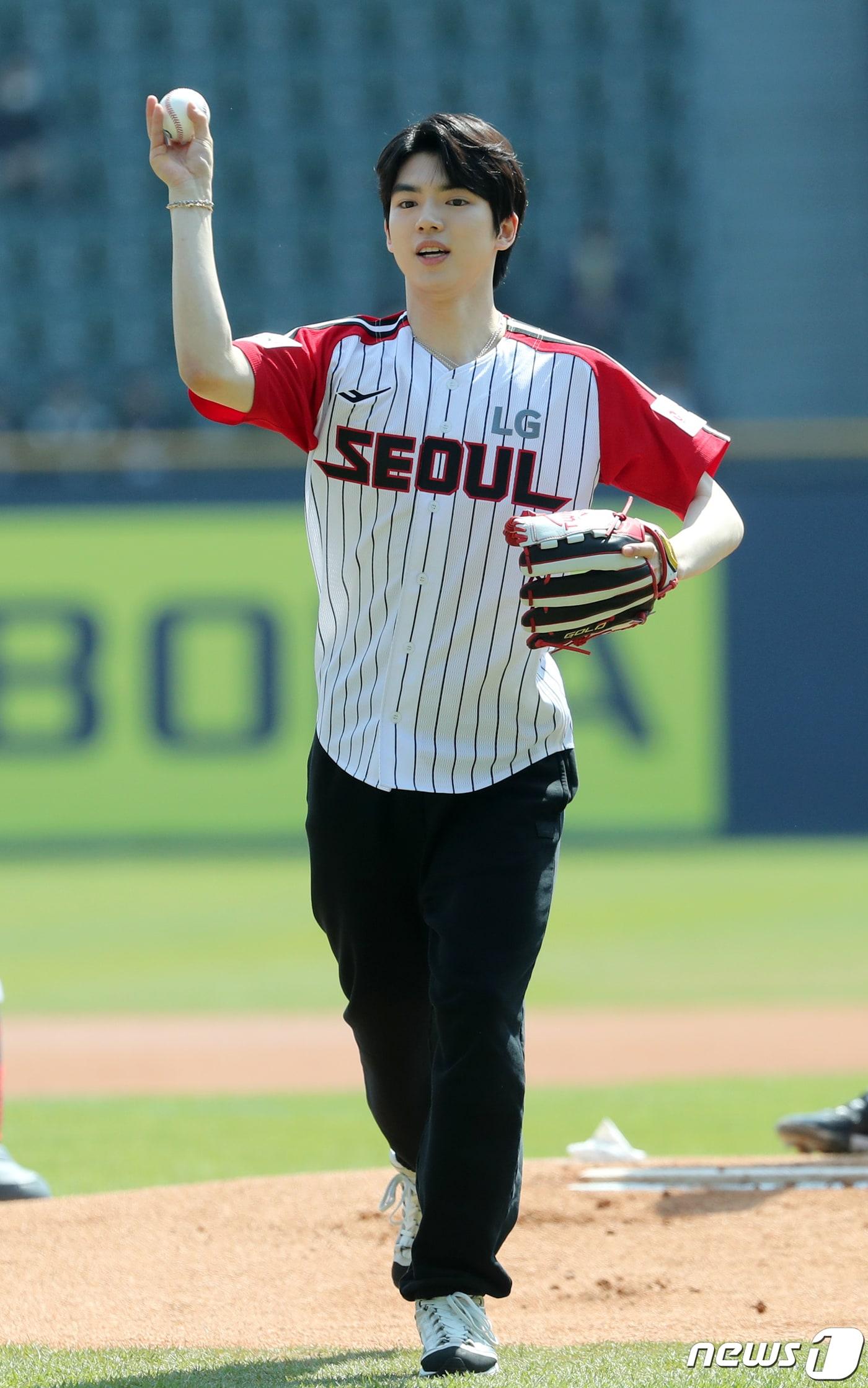 본문 이미지 - 2023년 프로야구 경기 시구자로 나선 차준환. 2023.4.9/뉴스1 ⓒ News1 김진환 기자