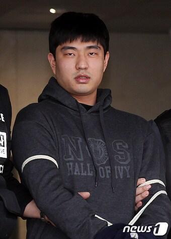 본문 이미지 - '강남 납치·살해 사건'의 피의자 연지호(29)가 9일 서울 강남구 수서경찰서에서 검찰로 송치되고 있다. '강남 납치·살해 사건'의 피의자로 구속된 이경우(36), 황대한(36), 연지호(30)는 지난달 29일 오후 11시46분쯤 서울 강남구 역삼동의 한 아파트 앞에서 40대 여성을 납치해 살해한 혐의를 받는다. 2023.4.9/뉴스1 ⓒ News1 박지혜 기자