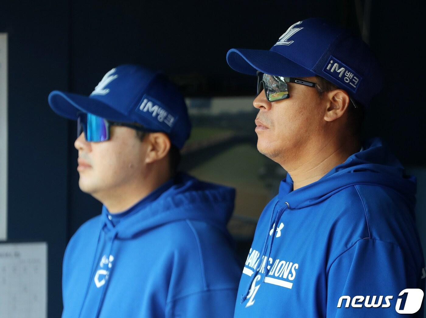 본문 이미지 - 9일 오후 서울 송파구 잠실야구장에서 열린 2023 신한 SOL KBO리그 삼성 라이온즈와 LG 트윈스의 경기, 삼성 이병규 코치(오른쪽)가 경기를 지켜보고 있다. 2023.4.9/뉴스1 ⓒ News1 김진환 기자