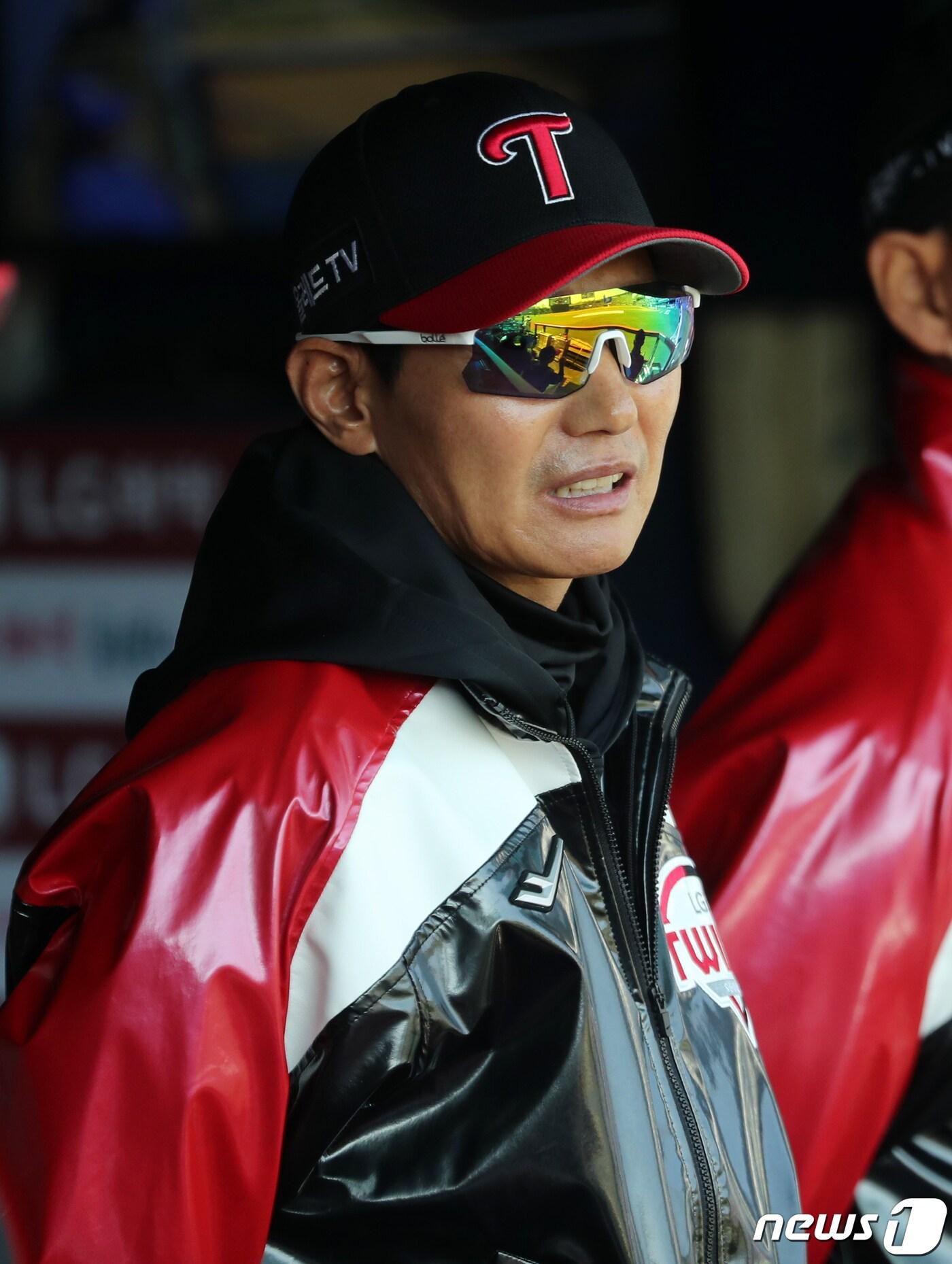 본문 이미지 - 9일 오후 서울 송파구 잠실야구장에서 열린 2023 신한 SOL KBO리그 삼성 라이온즈와 LG 트윈스의 경기, LG 염경엽 감독이 경기를 지켜보고 있다. 2023.4.9/뉴스1 ⓒ News1 김진환 기자