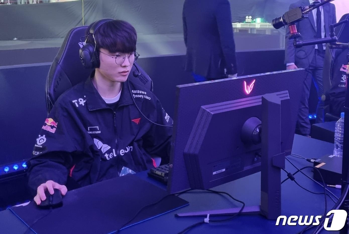 본문 이미지 - 페이커(본명 이상혁) 선수가 9일 서울 잠실실내체육관에서 결승전 경기를 앞두고 장비를 점검하는 모습 (박소은 기자)