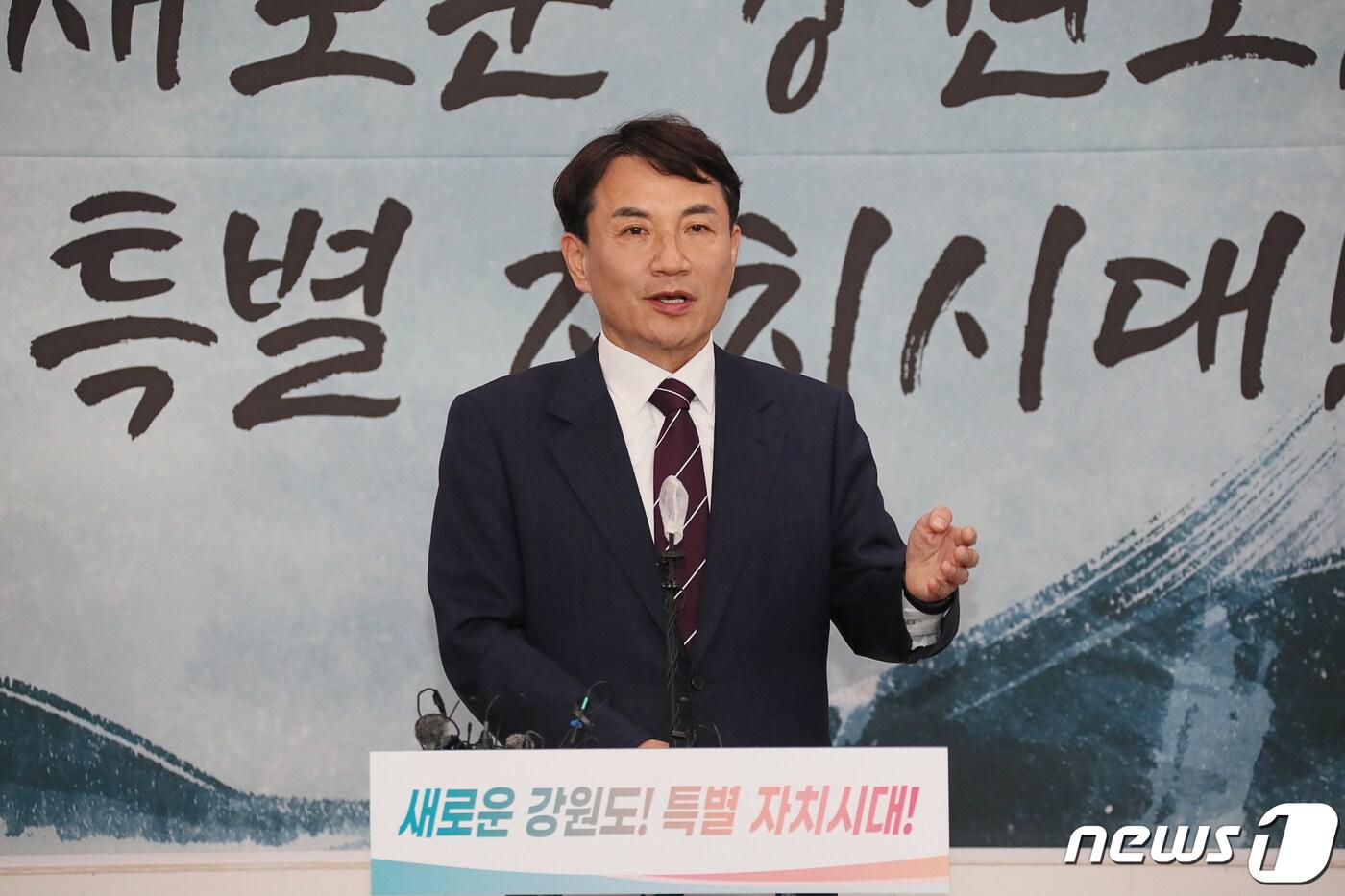 김진태 강원도지사가 9일 오후 춘천 강원도청 브리핑룸에서 산불 골프 관련 언론보도에 대한 입장을 밝히고 있다.(강원도 제공) 2023.4.9. /뉴스1