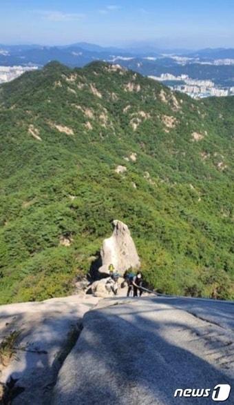 본문 이미지 - 훼손된 수락산 기차바위 안전로프 2020.9.20. ⓒ 뉴스1 이상휼 기자