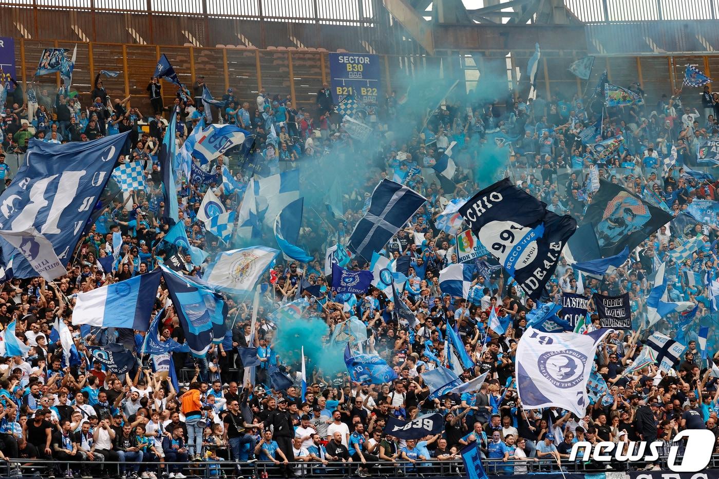 나폴리 우승을 응원한 홈 팬들ⓒ 로이터=뉴스1