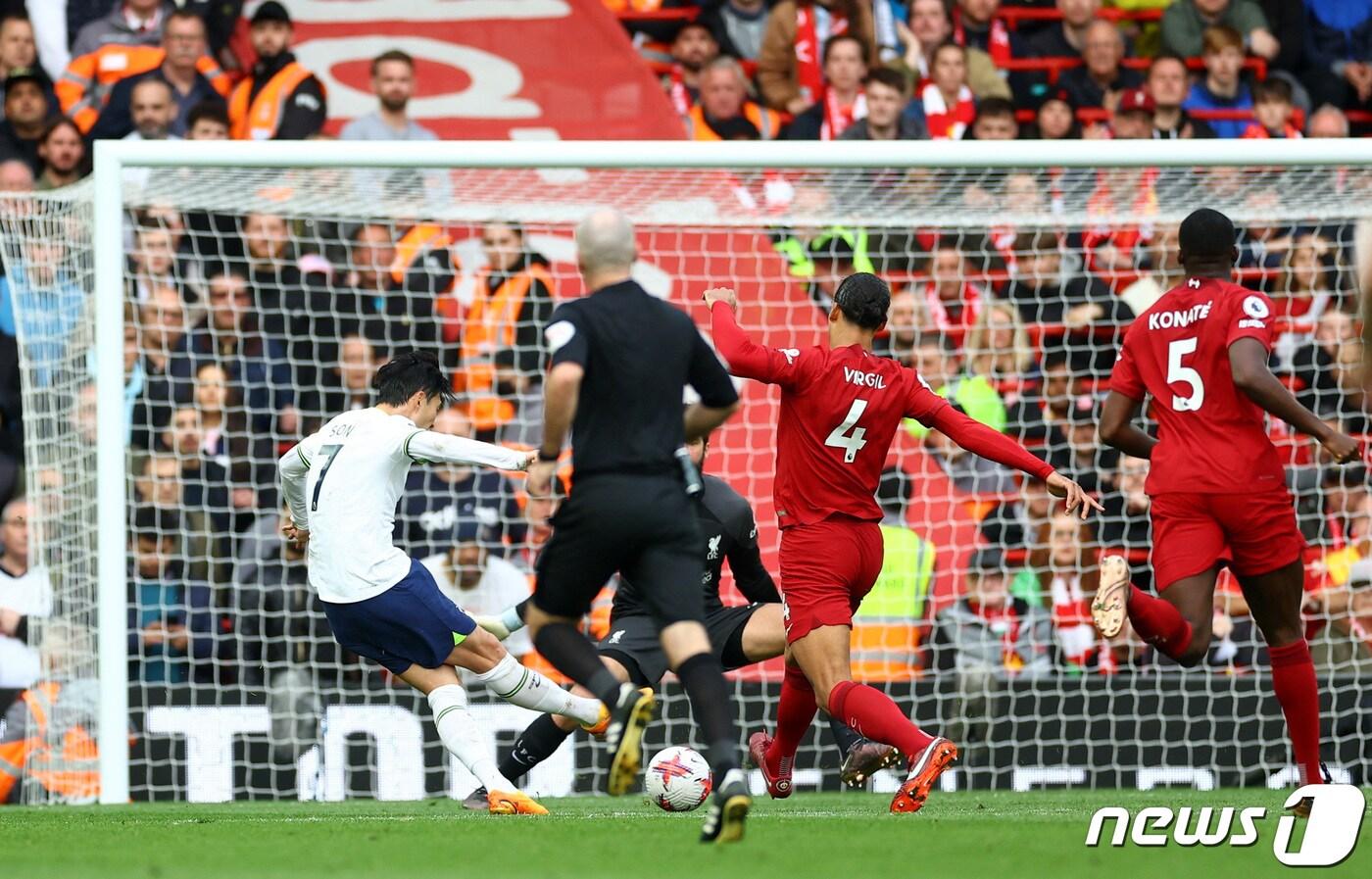 토트넘의 손흥민이 30일(현지시간) 리버풀의 안필드에서 열린 EPL 리버풀과 경기서 7시즌 연속 두 자릿수 득점인 리그 10호 골을 터트리고 있다. ⓒ 로이터=뉴스1 