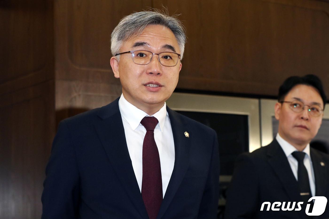 본문 이미지 - 정철승 변호사가 1일 오전 서울 서초구 더펌 법무법인에서 입장을 밝히고 있다. 2023.5.1 ⓒ 뉴스1 민경석 기자