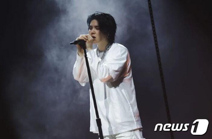 본문 이미지 -  솔로 콘서트에서 노래를 하는 방탄소년단(BTS) 멤버 '슈가'(슈가 인스타그램 갈무리)