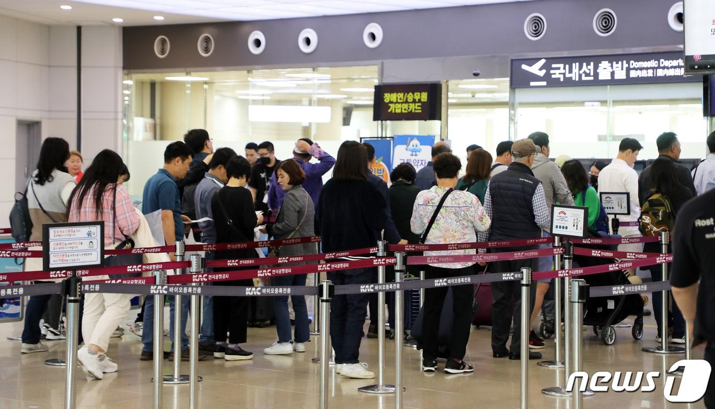 본문 이미지 - 1일 관강객들이 제주국제공항 3층 출발 검색대로 향하고 있다.2023.5.1/뉴스1 ⓒ News1 오미란 기자