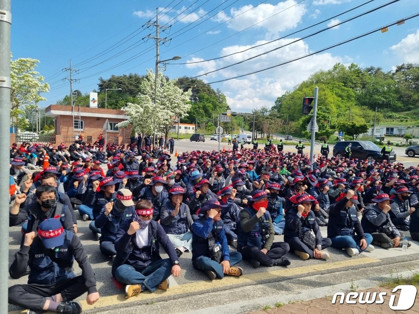 본문 이미지 - 1일 영장실질심사를 앞두고 분신을 시도한 민주노총 건설노조 강원건설지부 간부가 위독한 가운데 강원건설지부 조합원들이 이날 춘천지법 강릉지원 앞에서 집회를 열고 검찰과 법원의 건설노조에 대한 탄압을 규탄하고 있다.2023.5.1/뉴스1 ⓒ News1 윤왕근 기자
