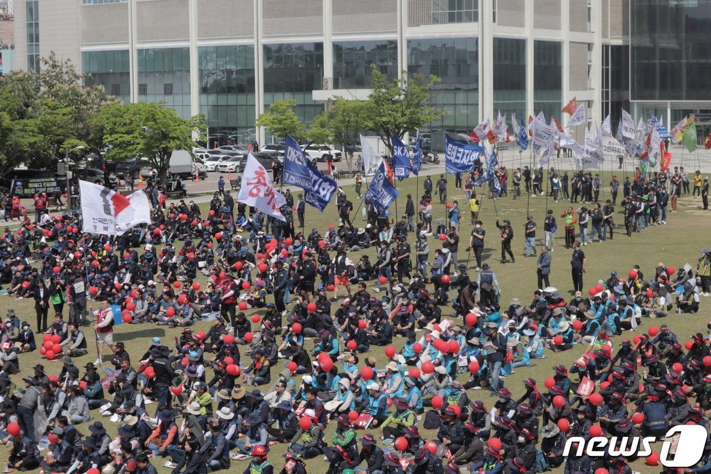 본문 이미지 - 전국민주노동조합총연맹 충북본부가 노동절인 1일 충북 청주시 청원구 국립현대미술관 앞 잔디광장에서 총궐기대회를 열었다.2023.05.01./ⓒ 뉴스1 박건영 기자