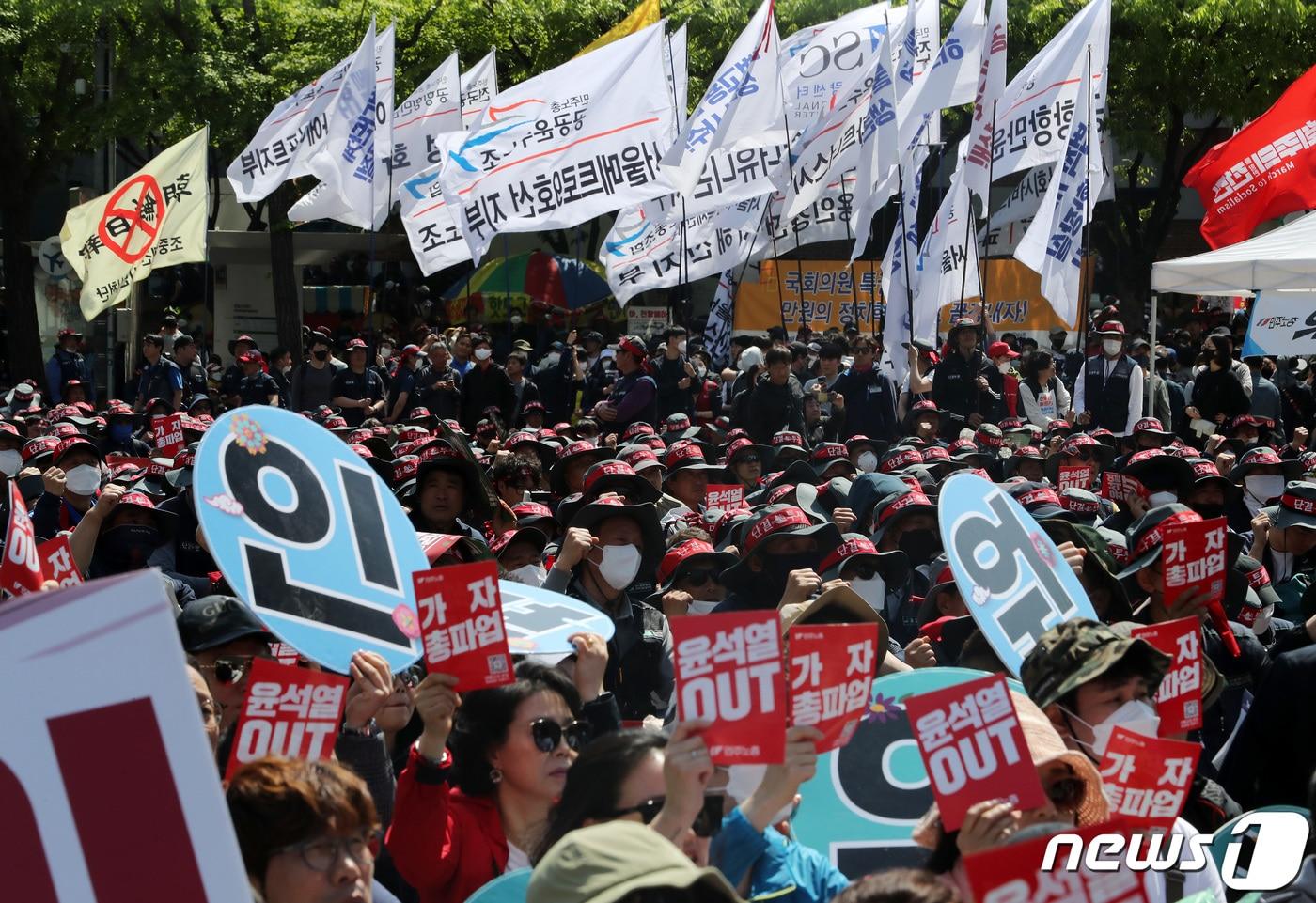 전국민주노동조합총연맹 조합원들이  지난해 5월1일 서울 광화문 세종대로 일대에서 열린 '2023 세계 노동절 대회'에서 구호를 외치고 있다. 민주노총은 본 대회 이후 용산 대통령실, 서울고용노동청, 헌법재판소(안국역) 방면 3개 경로로 나누어 도심 행진도 진행한다고 밝혔다. 2023.5.1/뉴스1 ⓒ News1 이동해 기자