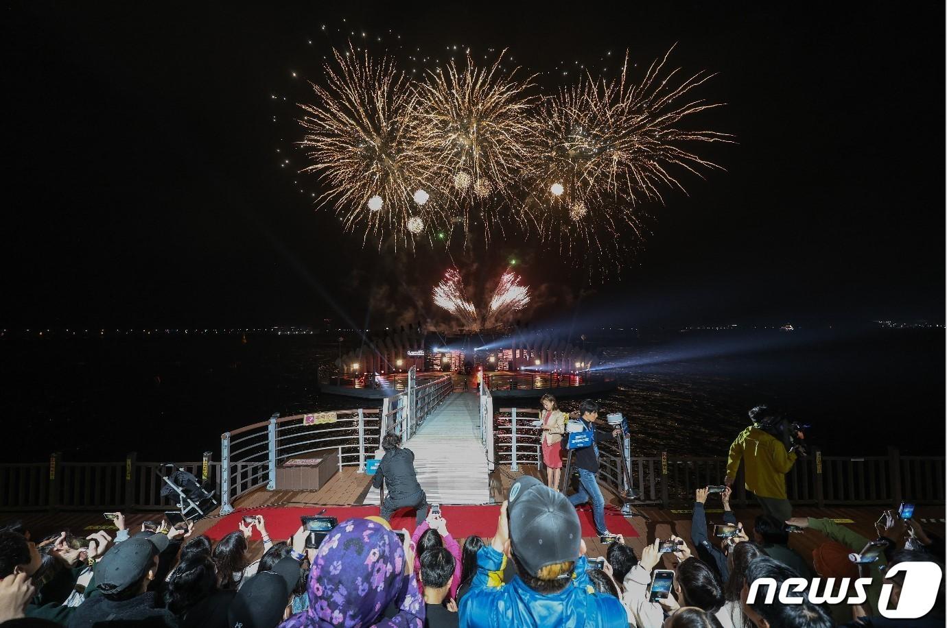 본문 이미지 - 지난달 29일 열린 올해 첫 목포해상W쇼에 많은 관람객이 구경을 하고 있는 모습.(목포시 제공.재판매 및 DB금지)ⓒ 뉴스1