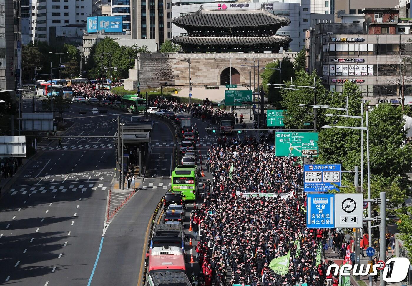 본문 이미지 - 민주노총 조합원들이 1일 서울 세종대로 일대에서 열린 2023 세계 노동절 대회'를 마친 뒤 대통령실을 향해 행진하고 있다. 2023.5.1/뉴스1 ⓒ News1 이동해 기자