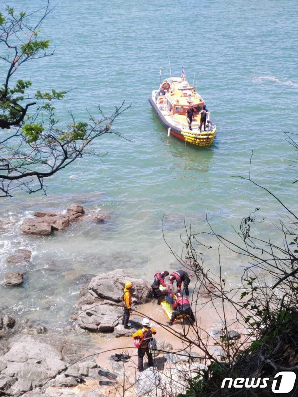 본문 이미지 - 전북 부안해양경찰서 구조대가 해상에서 서프보드 이용해 추락자를 구조하고 있다.(부안해경 제공)2023.5.1 /뉴스1