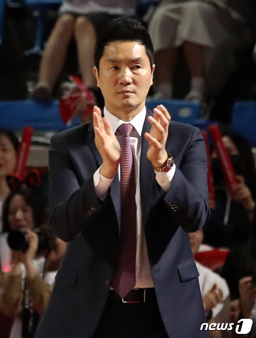본문 이미지 - 1일 오후 서울 송파구 잠실학생체육관에서 열린 2022-2023 SKT 에이닷 프로농구 챔피언결정전 4차전 서울 SK와 안양 KGC의 경기에서 전희철 SK 감독이 손뼉치고 있다. 2023.5.1/뉴스1 ⓒ News1 이승배 기자