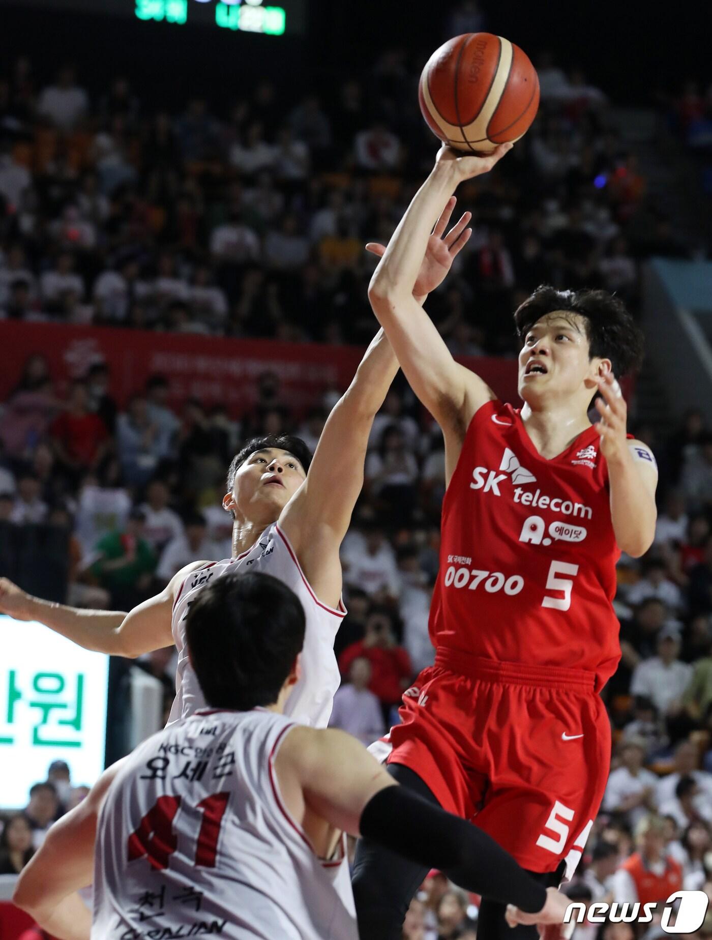 본문 이미지 - 1일 오후 서울 송파구 잠실학생체육관에서 열린 2022-2023 SKT 에이닷 프로농구 챔피언결정전 4차전 서울 SK와 안양 KGC의 경기에서 SK 김선형이 슛하고 있다. 2023.5.1/뉴스1 ⓒ News1 이승배 기자