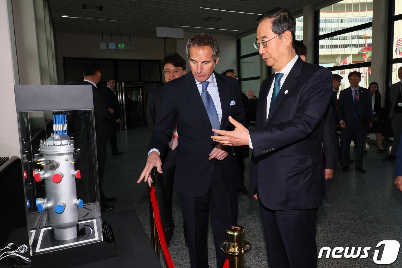 본문 이미지 - 한덕수 국무총리가 9일(현지시간)  오스트리아 비엔나 국제기구 센터에서 라파엘 마리아노 그로시 국제원자력기구(IAEA) 사무총장을 만나 대화를 나누고 있다.(총리실 제공)/