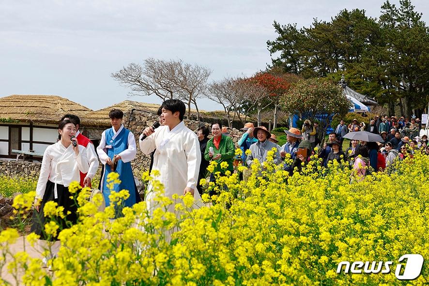 본문 이미지 - 청산도 슬로걷기 축제 (완도군 제공. 재판매 및 DB금지) )/뉴스1 