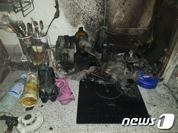 본문 이미지 - 불이 난 생활형 숙박시설 내부.(경기소방재난본부 제공)