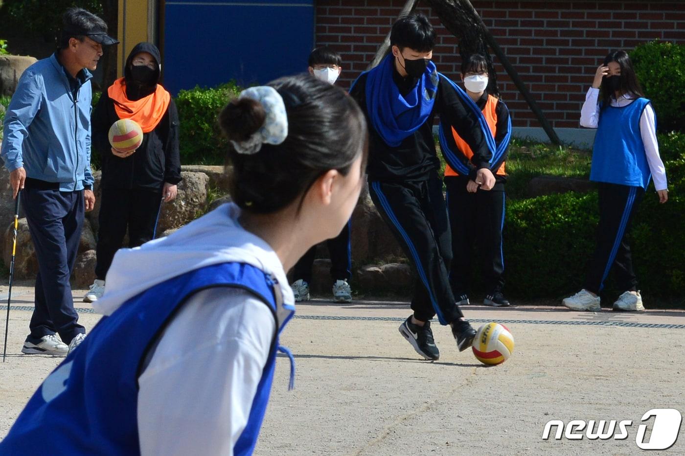 경북 포항영일고등학교에서 학생들이 체육시간을 이용 발야구를 하고 있다. /뉴스1 ⓒ News1 최창호 기자