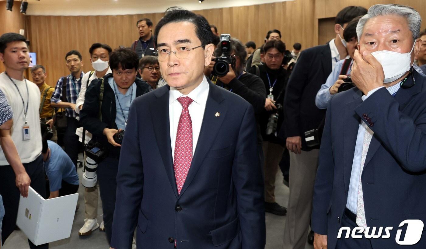 본문 이미지 - 태영호 국민의힘 최고위원이 10일 오전 국회 소통관에서 최고위원직 자진 사퇴 기자회견을 마친 후 취재진의 질문을 받으며 이동하고 있다.(공동취재) 2023.5.10/뉴스1 ⓒ News1 임세영 기자