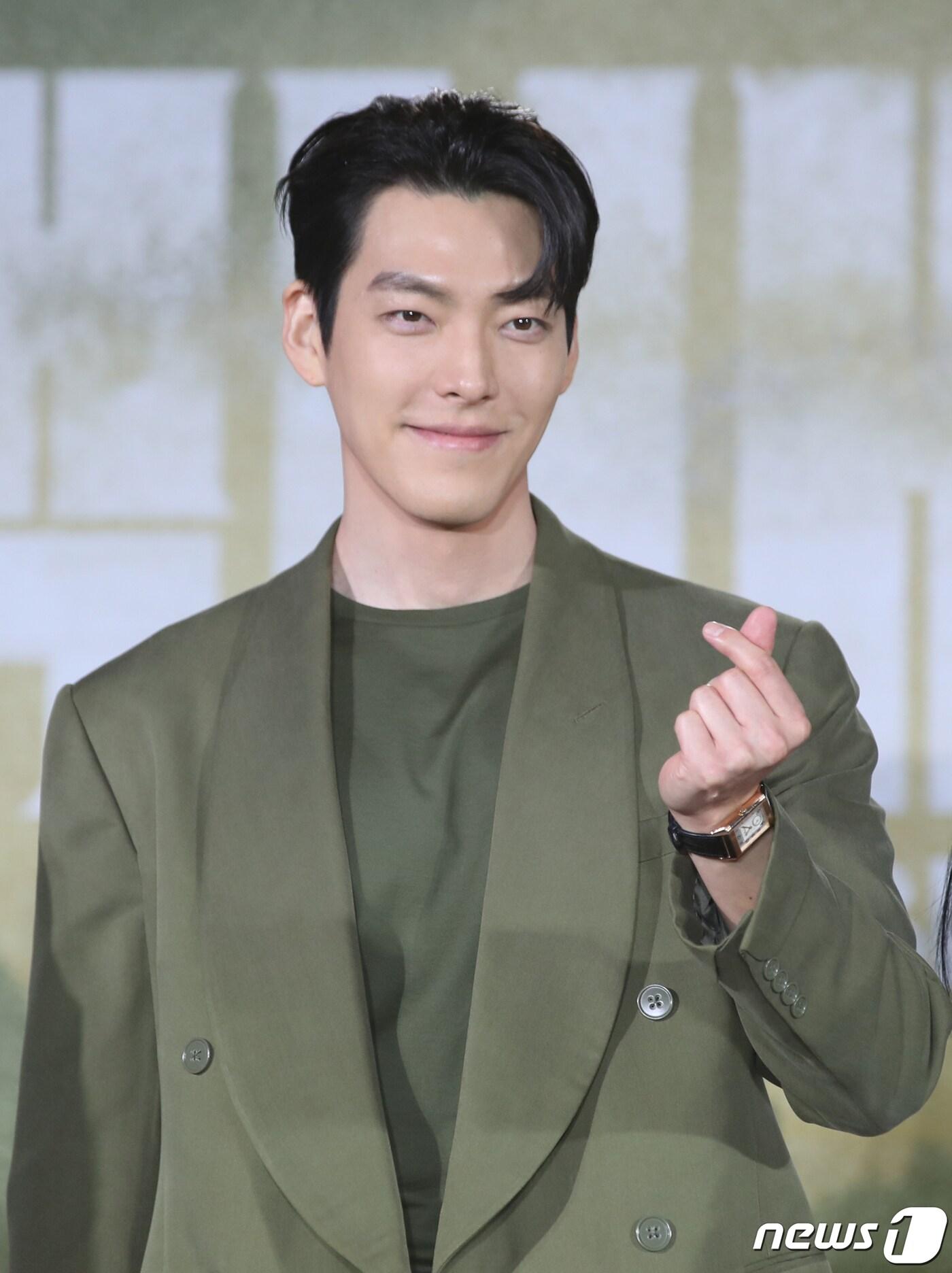 본문 이미지 - 배우 김우빈이 10일 서울 영등포구 프로보크 서울에서 열린 넷플릭스 드라마 '택배기사'(감독 조의석) 제작발표회에서 포즈를 취하고 있다. '택배기사'는 극심한 대기 오염으로 산소호흡기 없이는 살 수 없는 미래의 한반도, 전설의 택배기사 ‘5-8’(김우빈 분)과 난민 ‘사월’(강유석 분)이 새로운 세상을 지배하는 천명그룹에 맞서며 벌어지는 이야기를 그렸다. 2023.5.10/뉴스1 ⓒ News1 권현진 기자