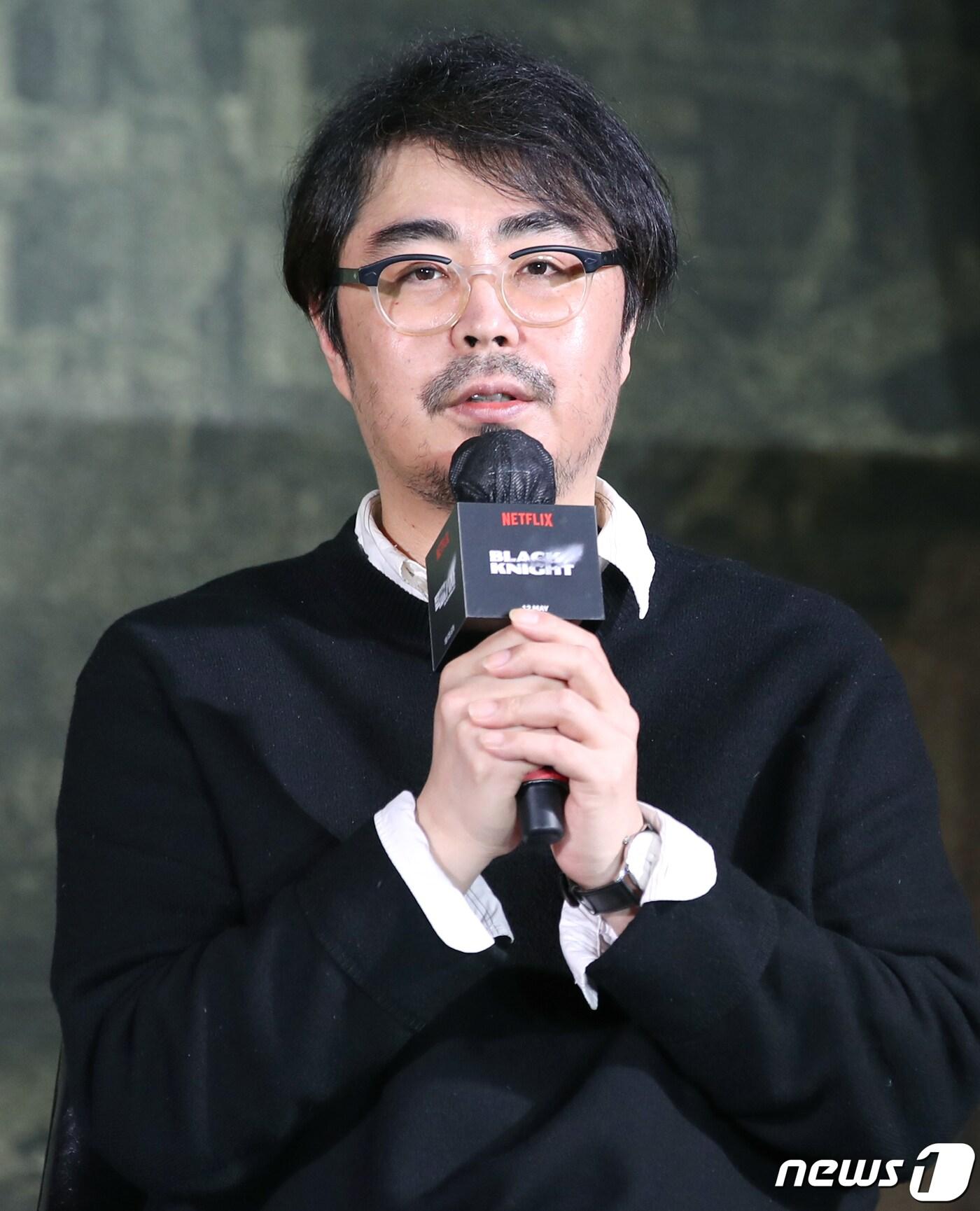 본문 이미지 - 조의석 감독이 10일 서울 영등포구 프로보크 서울에서 열린 넷플릭스 드라마 '택배기사' 제작발표회에서 포즈를 취하고 있다. '택배기사'는 극심한 대기 오염으로 산소호흡기 없이는 살 수 없는 미래의 한반도, 전설의 택배기사 ‘5-8’(김우빈 분)과 난민 ‘사월’(강유석 분)이 새로운 세상을 지배하는 천명그룹에 맞서며 벌어지는 이야기를 그렸다. 2023.5.10/뉴스1 ⓒ News1 권현진 기자