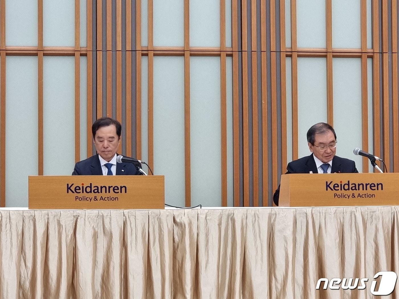 본문 이미지 - 김병준 전국경제인연합회 회장 직무대행과 도쿠라 마사카스 게이단렌 회장이 10일 기자회견을 하고 있다. ⓒ News1 이형진 기자